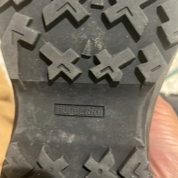 Burberry shoes lightly used - Picture 3 of 4